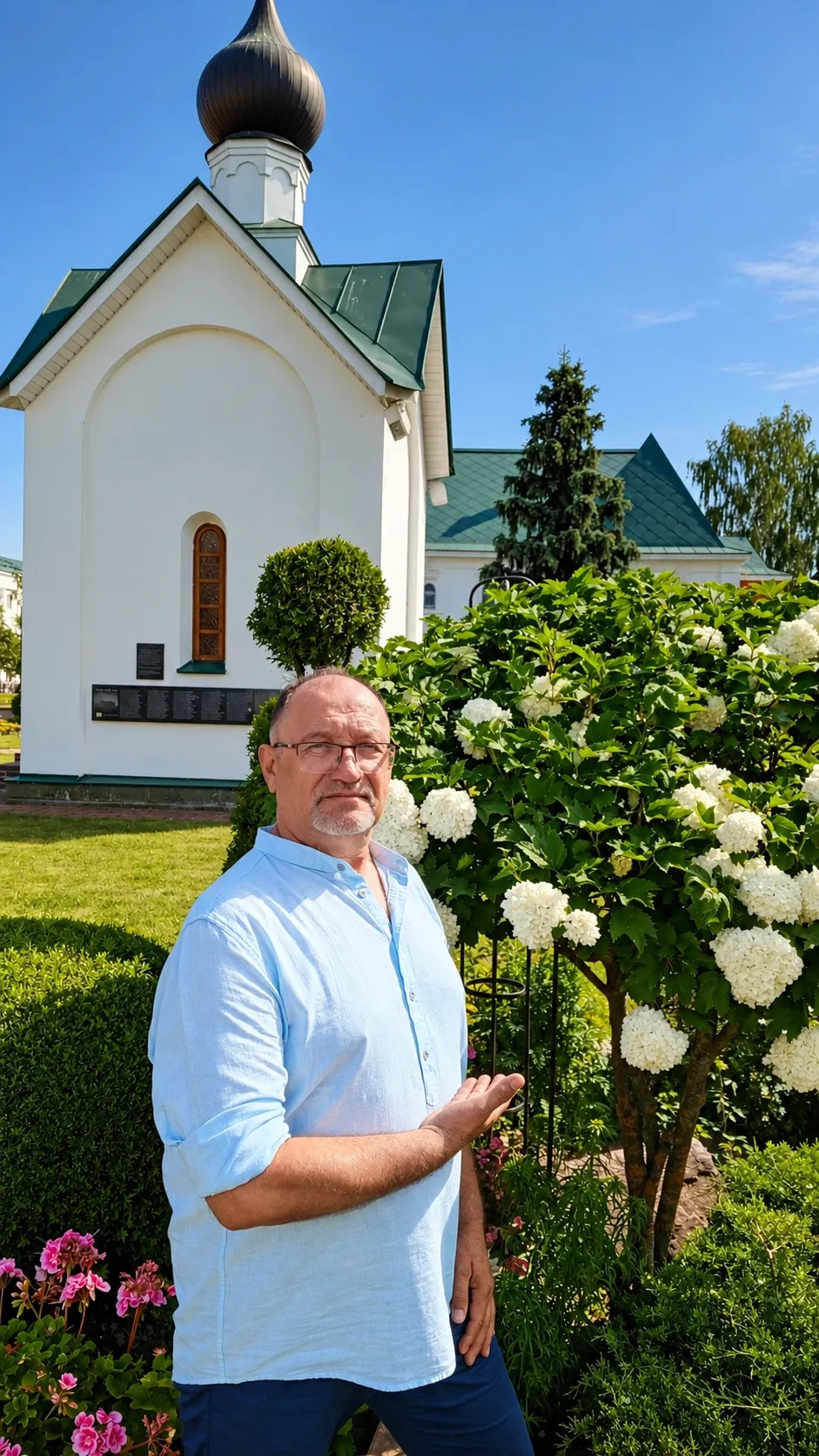 Владимир Федоренко летом в саду у часовни